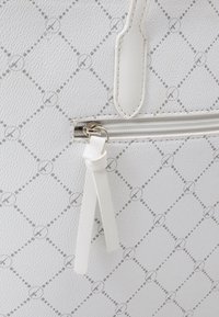 Tamaris Cabas - white