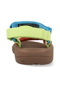 Vista posteriore di una sandaletta marrone con cinturini multicolori: azzurro, giallo e arancione. Il materiale sembra sintetico con una suola testurizzata.