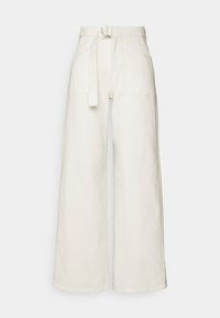 Calças cream de perna larga e cintura alta, com bolsos frontais em patch e um cinto de tecido combinante com fivela de metal.