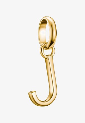 Glänzender Goldanhänger in Form des Buchstabens J, befestigt an einer dicken, runden Öse auf weißem Hintergrund.