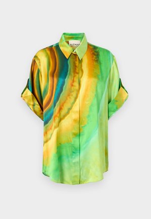 Lyhythihainen silkkipaita, jossa on vihreitä, keltaisia ja ruskeita abstrakteja kuvioita. Ominaisuuksiin kuuluu kaulus ja rento malli.