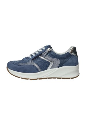 Blauwe suède sneaker met zilveren accenten, witte zool, zijrits en veters op een schone witte achtergrond.