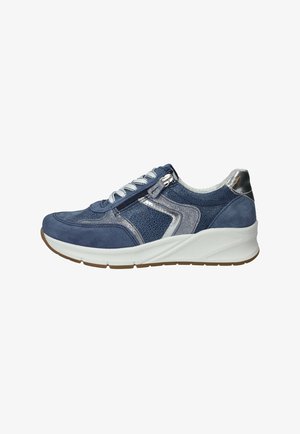 Blauwe suède sneaker met zilveren accenten, witte zool, zijrits en veters op een schone witte achtergrond.