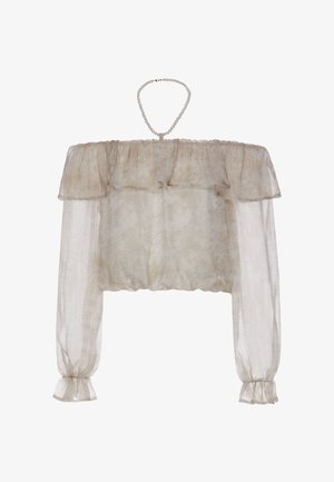 Blusa beige trasparente con spalle scoperte, maniche lunghe a sbuffo, scollatura arricciata e una collana di perle appesa sopra.