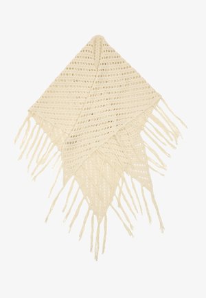 Szydełkowy szal w kremowym kolorze z diamentowym wzorem, z frędzlami na brzegach i otwartą strukturą. W kształcie trójkąta.