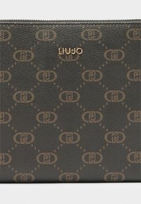 Tamsiai rudas tekstūruotas piniginė, vaizduojanti kartojančią logotipo raštą, auksinį "LIUJO" ženklą ir užtrauktuku užsidarančią sistemą.