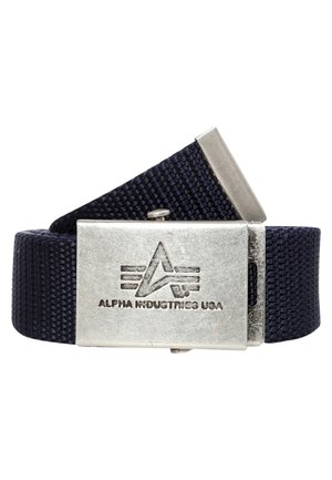 Tmavě námořnický tkaný látkový pásek se stříbrnou obdélníkovou kovovou přezkou s vyrytým logem Alpha Industries USA a textem.