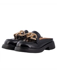 Mocassins noirs en cuir verni sans lacets avec semelles épaisses et grande chaîne dorée brillante sur le dessus.