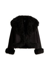 Chaqueta negra corta con gran cuello de piel esponjosa, con ribete de piel a lo largo del dobladillo y los puños, exhibida sobre un fondo blanco.