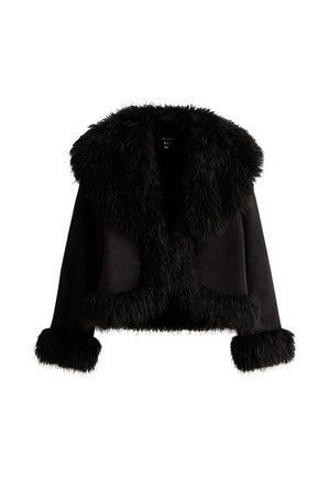 Zwarte cropped jas met grote donzige bontkraag, bontafwerking langs de zoom en manchetten, weergegeven op een witte achtergrond.