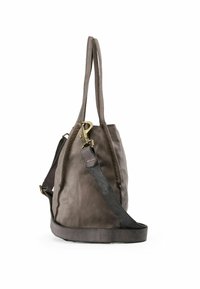 Borsa in pelle grigia con una texture morbida, forma arrotondata e tracolla regolabile. Presenta elementi in metallo dorato e dettagli di cucitura a vista.