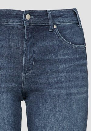 Dunkelblaue Jeans mit einem figurbetonten Design, aus Denim gefertigt. Zu den Merkmalen gehören eine Fronttasche, ein Reißverschluss und ein Metallknopfverschluss.