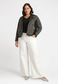 Fiorella Rubino WIDE - Vaqueros a campana - bianco
