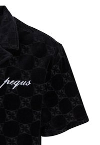 PEQUS CHEST LOGO MONOGRAM  - Vapaa-ajan kauluspaita - black