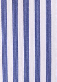 Bandes verticales alternées épaisses en bleu et rose clair avec un motif en texture tissée diagonale.