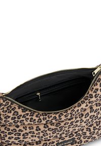 Tasche im Leopardenprint mit weichem, gepolsterten Textur. Verfügt über einen goldenen Reißverschluss und ein schwarzes Innenfutter mit einer kleinen Tasche. Markenetikett sichtbar.