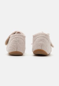 Living Kitzbühel BABYKLETTSCHUH SCHMETTERLING - Tofflor & inneskor - oat milk