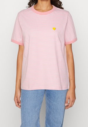 Koszulka w paski w jasnoróżowym kolorze z ciemnoróżowymi mankietami i linią szyi; na lewej piersi małe żółte logo w kształcie serca.