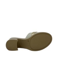Infradito bianchi con sole in tessuto leggero color beige. Presentano una tracolla metallica dorata e una parte superiore liscia, punta arrotondata e tacco basso.