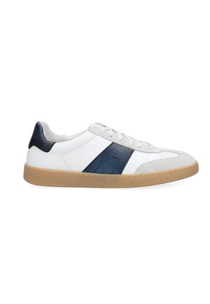 Weißer Sneaker mit niedrigem Schaft und Gummisohle, dunkelblaue Streifen an den Seiten, weiße Schnürsenkel und graue Mikrofaser-Zehenkappe.