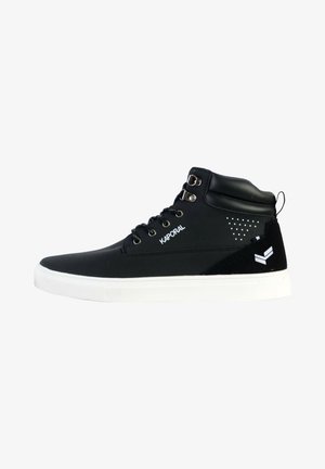 Zwarte hoge sneakers met een glad leren bovenkant, witte rubberen zool en contrasterende suède accenten. Voorzien van zilveren oogjes en een logo.