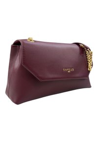 Borsa in pelle bordeaux con tracolla in catena dorata, dotata di chiusura a pattina e logo impresso sul davanti. Texture liscia e forma strutturata.