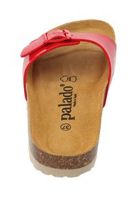 Röd halksandal med ett enda spänne, korkfotbädd och gummisula. "Palado"-logotyp prydligt inpräglad på innersulan.