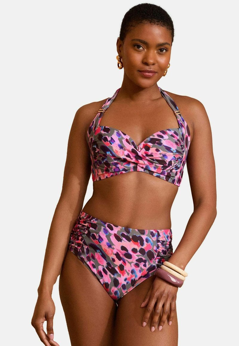 Bikini komplet v roza, vijolični in črni živalski vzorčni motiv. Zgornji del ima zasukano obliko; spodnji del je visokega pasu z nabranimi stranmi. Gladka tekstura.