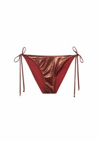 Röd bikiniunderdel med glänsande metalliska detaljer, med justerbara snören på varje sida tillverkade av mjukt tyg. Slät textur och minimal täckning.