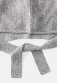 Top cinzento tricotado com uma superfície texturizada, design costas abertas e duas fitas de tecido na cintura. Material suave e leve.