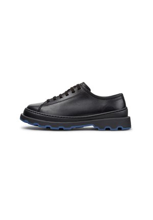 Schwarzer Leder-Sneaker mit flachem Schaft, dicker Sohle, Schnürung vorne und blauen Akzenten an der profilierten Außensohle.