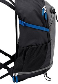 Sac à dos noir et gris avec des accents bleus. Les caractéristiques incluent une poche latérale en mesh, des fermetures à glissière doubles et des bretelles réglables. Design compact pour la portabilité.