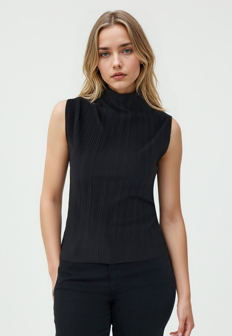 Zwarte mouwloze top met een opstaande kraag, voorzien van verticale ribbeltextuur en een strakke pasvorm, gecombineerd met zwarte broek.