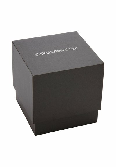 Scatola quadrata nera con superficie testurizzata, logo Emporio Armani bianco al centro del coperchio e base leggermente rialzata.