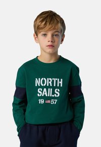 Grüner Langarm-Sweatshirt mit weißem "NORTH SAILS"-Schriftzug, navyfarbigen Akzenten an den Ärmeln und einem lockeren Schnitt. Aus Baumwolle mit weichem Stoff.