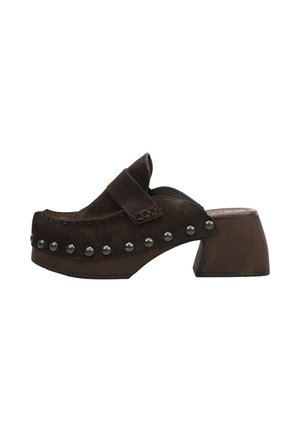 Sabot en daim marron foncé avec bordure cloutée, semelle plateforme épaisse en bois et talon carré, vu de côté.