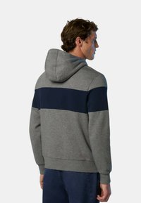 Felpa grigia con cappuccio e striscia orizzontale blu navy sul retro. Tessuto strutturato; polsini e orlo a costine; design casual.