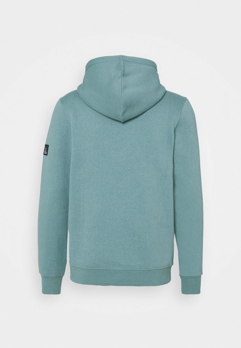Kapuzensweatshirt in einer hellen Teal-Farbe, aus weichem Material gefertigt. Verfügt über gerippte Bündchen und Saum, mit einem Etikett am linken Ärmel. Einfaches Design.