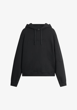 Sudadera negra hecha de tela suave; cuenta con una capucha con cordón, puños acanalados y un sutil logo en relieve en la parte delantera.