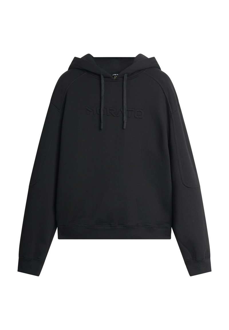 Sudadera negra hecha de tela suave; cuenta con una capucha con cordón, puños acanalados y un sutil logo en relieve en la parte delantera.