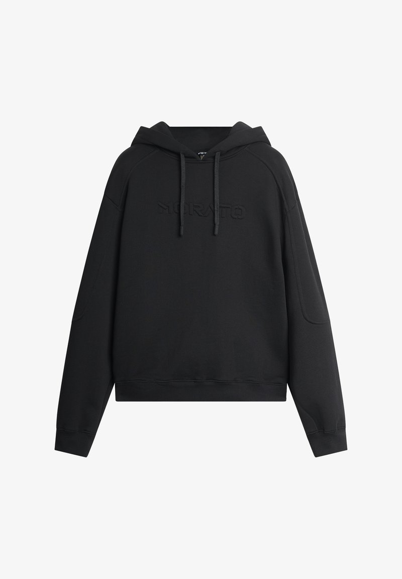 Sudadera negra hecha de tela suave; cuenta con una capucha con cordón, puños acanalados y un sutil logo en relieve en la parte delantera.