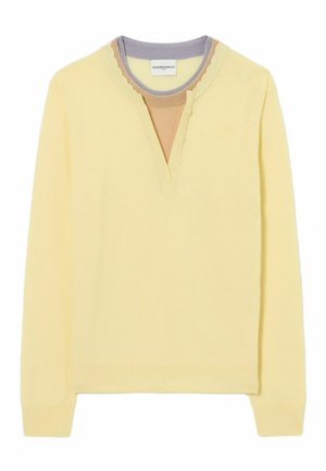 Jersey de manga larga amarillo pálido con cuello en V de dos botones y cuello visible en capas en beige y gris.