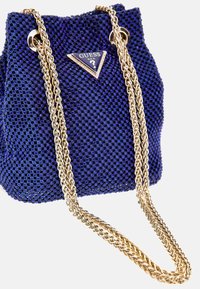 Sac seau en sequins bleus avec une chaîne dorée et un logo triangulaire. Surface texturée et fermeture à cordon.