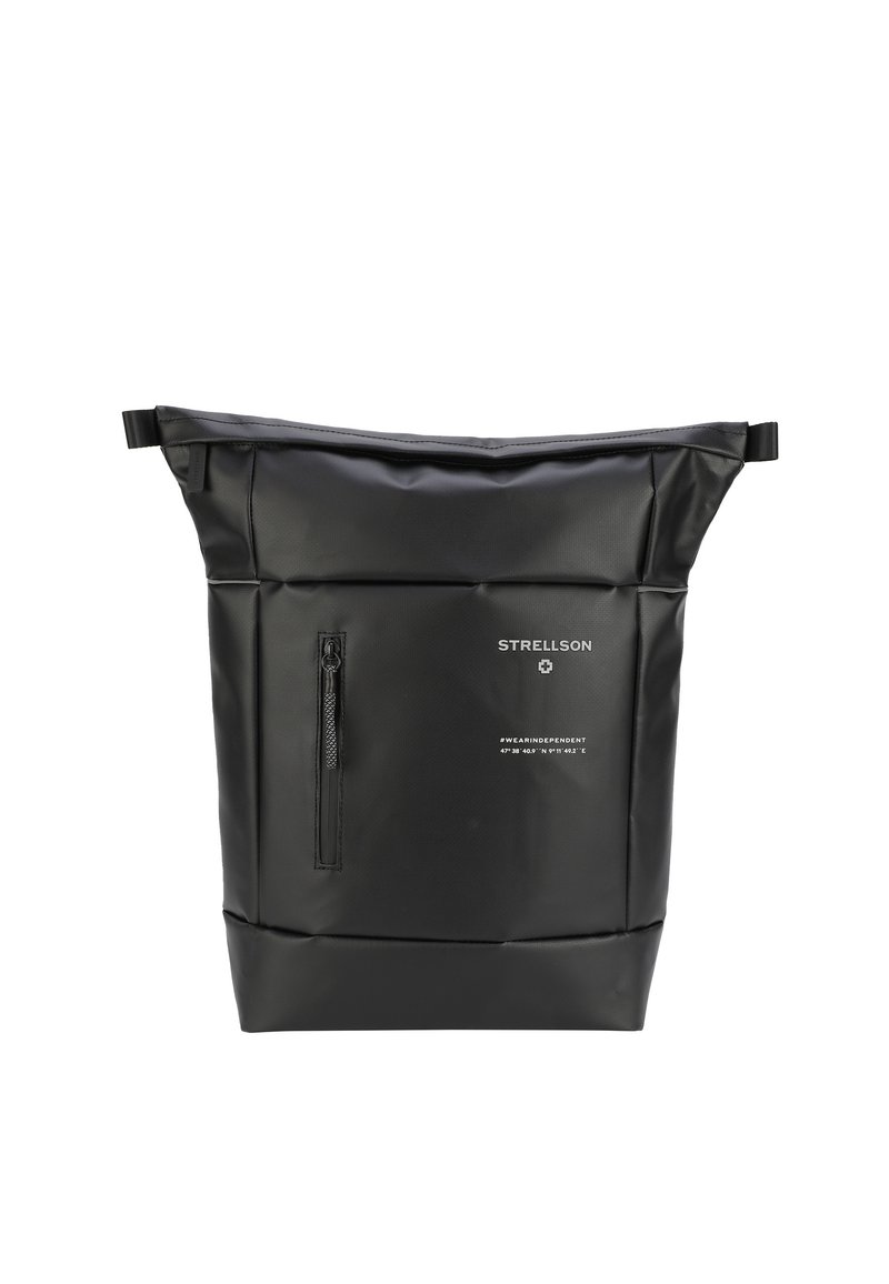 Zaino impermeabile nero con tasca con zip, chiusura superiore e finitura opaca. Presenta logo e testi accentuati sul pannello frontale.