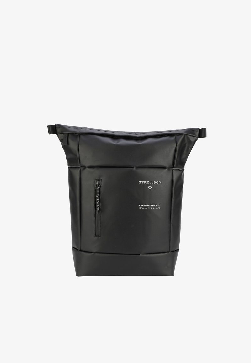 Črn vodoodporen nahrbtnik z žepom na zadrgo, zgornjim zapiranjem in mat površino. Ima logotip in besedilne poudarke na sprednji plošči.