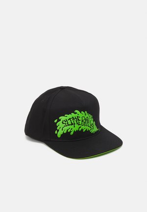 Cappello nero con un vivace grafico "Slimeballs" in verde sulla parte anteriore, dotato di visiera piatta e accento verde a contrasto sulla parte inferiore.