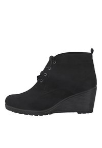Bottines en suede noires avec un talon compensé, devant à lacets et semelle texturée. Présente des détails cousus sur les côtés.
