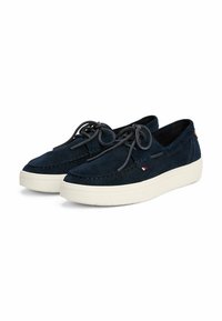 Tommy Hilfiger TOMMY HILFIGER LACE-UP SUEDE HYBRID BOAT SHOES - Náuticos - desert sky