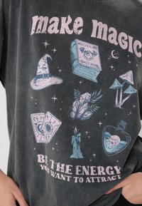 Even&Odd LIZ MYSTICAL MAGIC - T-shirts med print - black moon wash