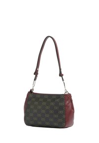 Bolso con base de cuero burdeos y un lateral de tela oscura con estampado, cuenta con una sola correa ajustable para el hombro y detalles de herrajes metálicos.